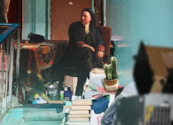 Астраханец обустроил кухонный уголок в проходе между квартирами