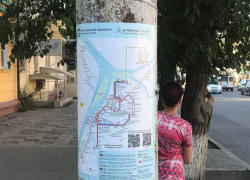 Астраханцы недовольны: на остановках расклеили схемы движения новых автобусов