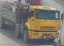 В Астрахани большегрузы продолжают ломать Старый мост