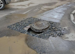 На одной из центральных улиц Астрахани обнаружен опасный люк