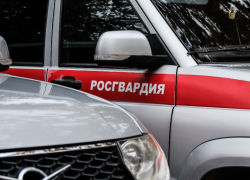 В Астрахани молодой парень на золотистом авто стрелял в воздух
