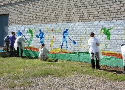 Астраханские школьники создали арт-объект на стене городской школы