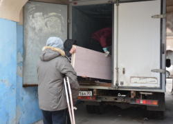 Астраханцам из обрушившейся пятиэтажки помогают с вывозом вещей