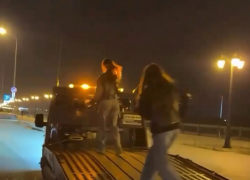 В Астрахани девушки устроили веселые танцы на эвакуаторе: что было дальше
