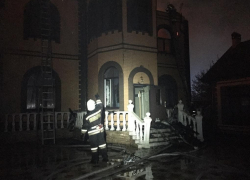 В Астрахани произошел крупный пожар: сгорел особняк "под старину"