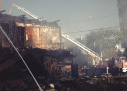 За день в Астрахани сгорели частный дом и административное здание