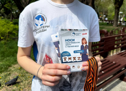 На улицах Астрахани волонтеры раздают Георгиевские ленты