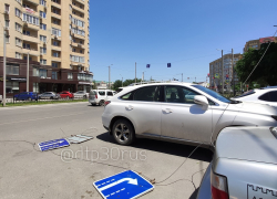 На дорогах Астрахани сорвало знаки