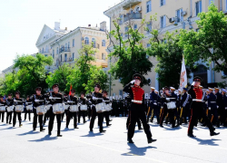 Сколько людей принимало участие в торжественном построении войск в Астрахани 9 мая 