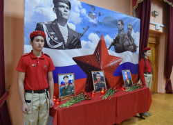 В астраханской школе № 27 открыли парту Героя России