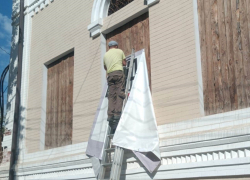 В Астрахани уничтожают незаконную рекламу