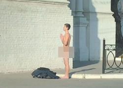 Абсолютно голый мужчина помолился у стен Астраханского Кремля