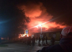 В Астраханской области очень крупный пожар: горит рынок