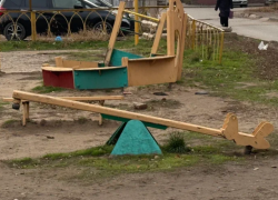 По факту травмирования детей на астраханской игровой площадке проводят проверку