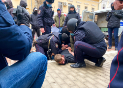 В центре Астрахани задержали мужчину, защищавшего звезду акции в поддержку Навального