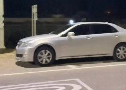 В Астрахани стреляли из элитного автомобиля и ездили со спецсигналами