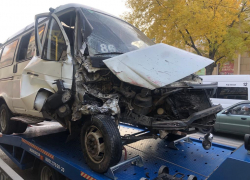 Маршрутчик, уснув за рулем, врезался в стену в центре Астрахани