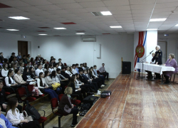 Сотрудники и ветераны астраханского ФСБ провели урок патриотизма для школьников