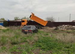Астраханские инспекторы устроили слежку за нелегальными мусоровозами