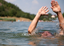 В Астрахани на реке Царев спасли тонущего мужчину