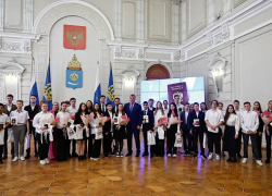 Астраханский губернатор вручил паспорта активистам "Движения первых"