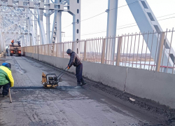 В Астрахани провели ямочный ремонт дороги на Старом мосту