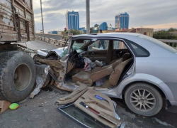 В Астрахани отцепившийся от грузовика прицеп протаранил легковушку, водитель в тяжелом состоянии