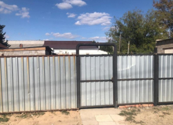 Астраханка избила соседку палкой и заперла в своем доме