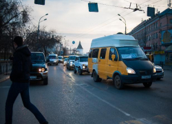В Астрахани очередь на маршрутку попала на видео