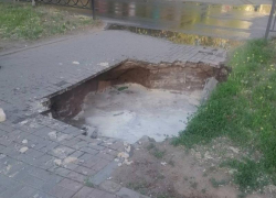 Астраханка упала в яму с кипятком на улице Савушкина