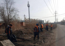 В праздники астраханские коммунальщики боролись с талой водой, наледью и свалками