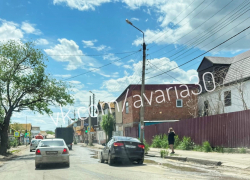 В центре Астрахани автомобиль угодил в яму на дороге 