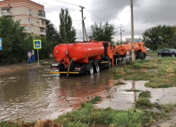 И вплавь, и вброд: с улиц Астрахани откачивают последствия ливня