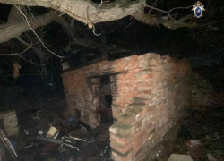 В Астрахани на пожаре в заброшенном сарае погиб бродяга