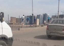 В Астрахани дети шли по перилам Старого моста через Волгу 