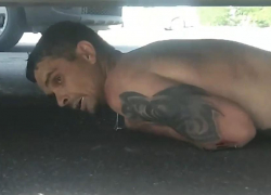 Умер астраханец, прятавшийся голым под автобусом