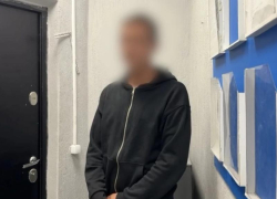 В Астрахани задержали двух мужчин: они застрелили кота и угрожали женщине