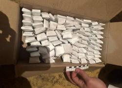 В одном из районов Астрахани обнаружили более двухсот свертков с наркотиками