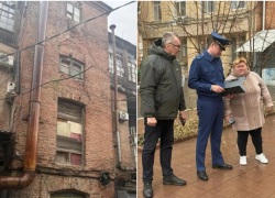 Дом в центре Астрахани проверили на аварийное состояние конструкций