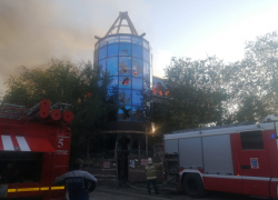 Из-за пожара в Трусовском районе пострадало двухэтажное здание 