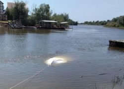 Под Астраханью лодка с людьми влетела в понтон