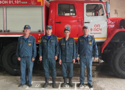 Астраханские пожарные спасли мужчину от смерти в горящей квартире