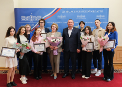 Председатель областной Думы вручил сертификаты выпускникам Школы парламентской журналистики