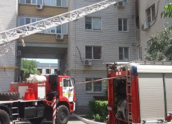 Из горящей квартиры в Астрахани спасли пять человек