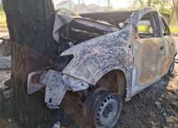 Даже номеров не видно: в ДТП со сгоревшей дотла машиной пострадала астраханка