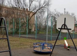 Под Астраханью вандалы за ночь испортили обновленную детскую площадку