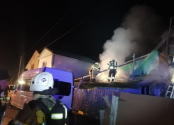 В ночном пожаре Астрахани спасли 32-летнего мужчину. Видео