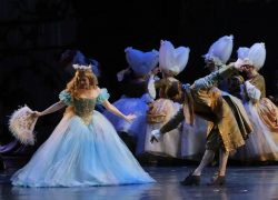 Астраханским детям провели благотворительную елку и показали сказку