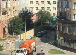 В Астрахани машина снова чуть не провалилась в яму