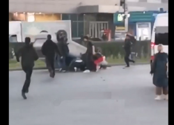 В Астрахани напротив ТЦ «Ярмарка» перевернулась машина